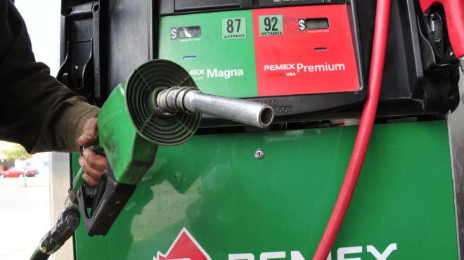 Petróleo inicia la semana con alzas de más de 1% tras acuerdo comercial entre EU y la UE